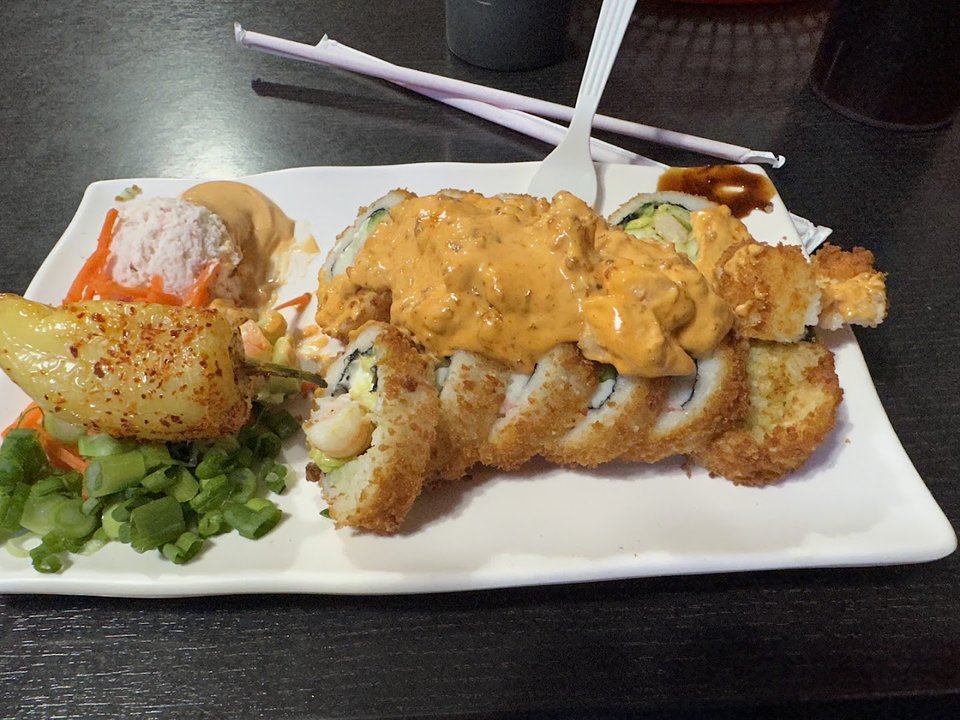 Dine-in table with sushi and drinks.